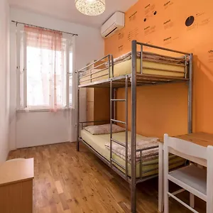  Hostel Backpackers